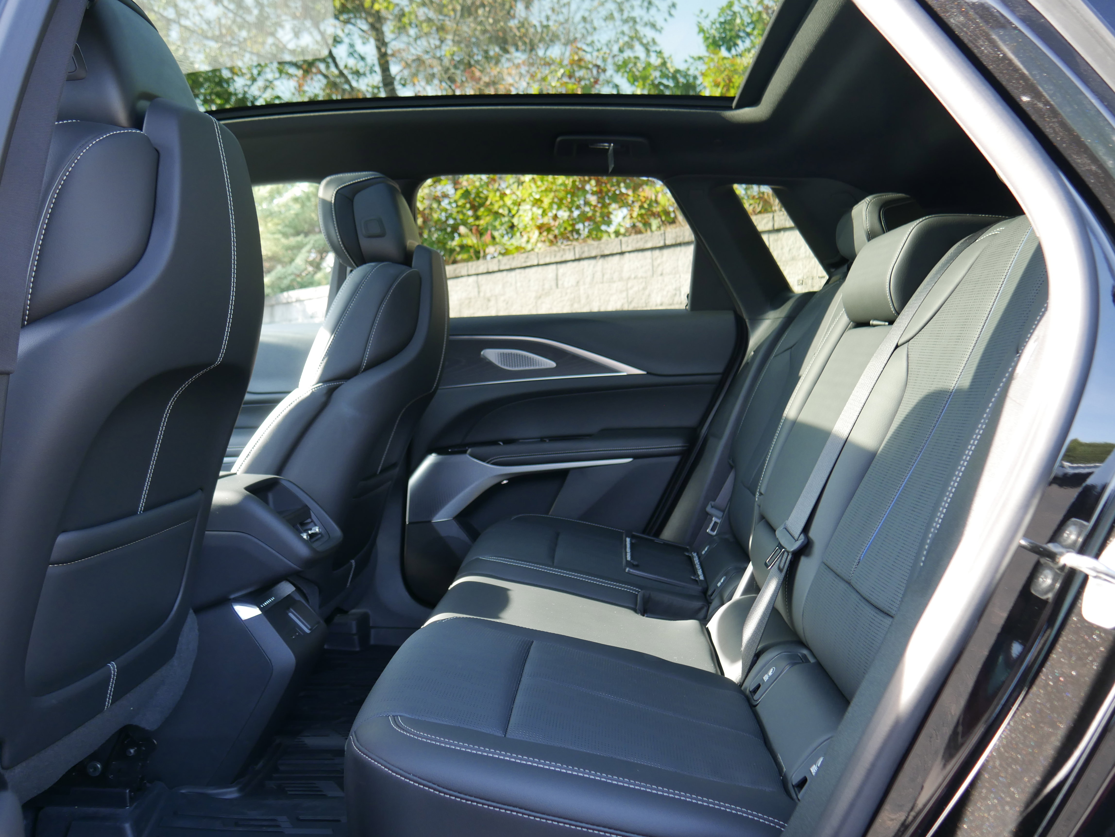 Used 2025 Cadillac Lyriq Luxury w/ LPO, Floor Liner Package AWD/4WD image 13