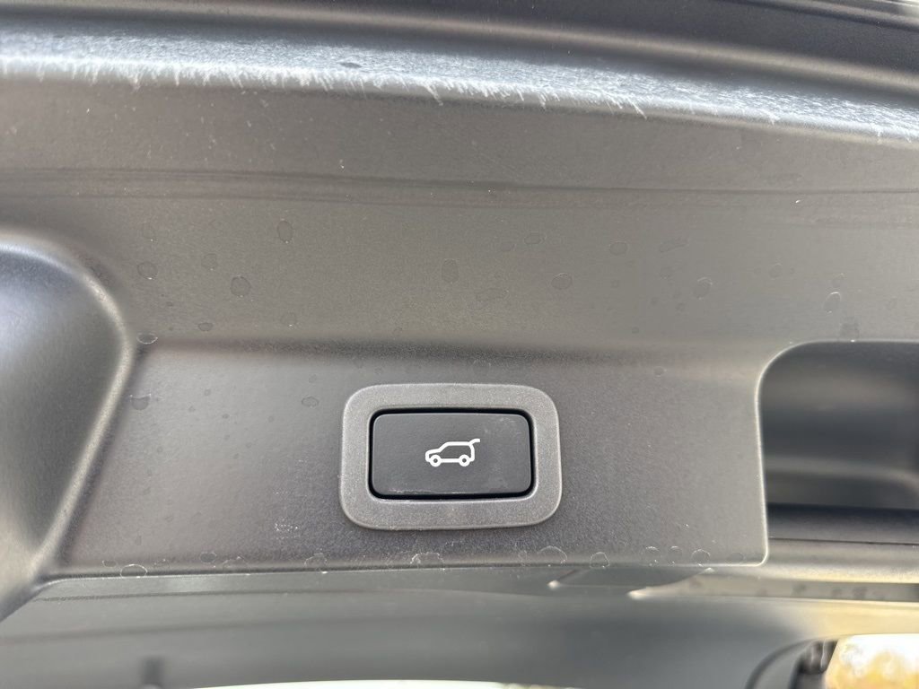 Used 2018 Jaguar F-PACE S image 32