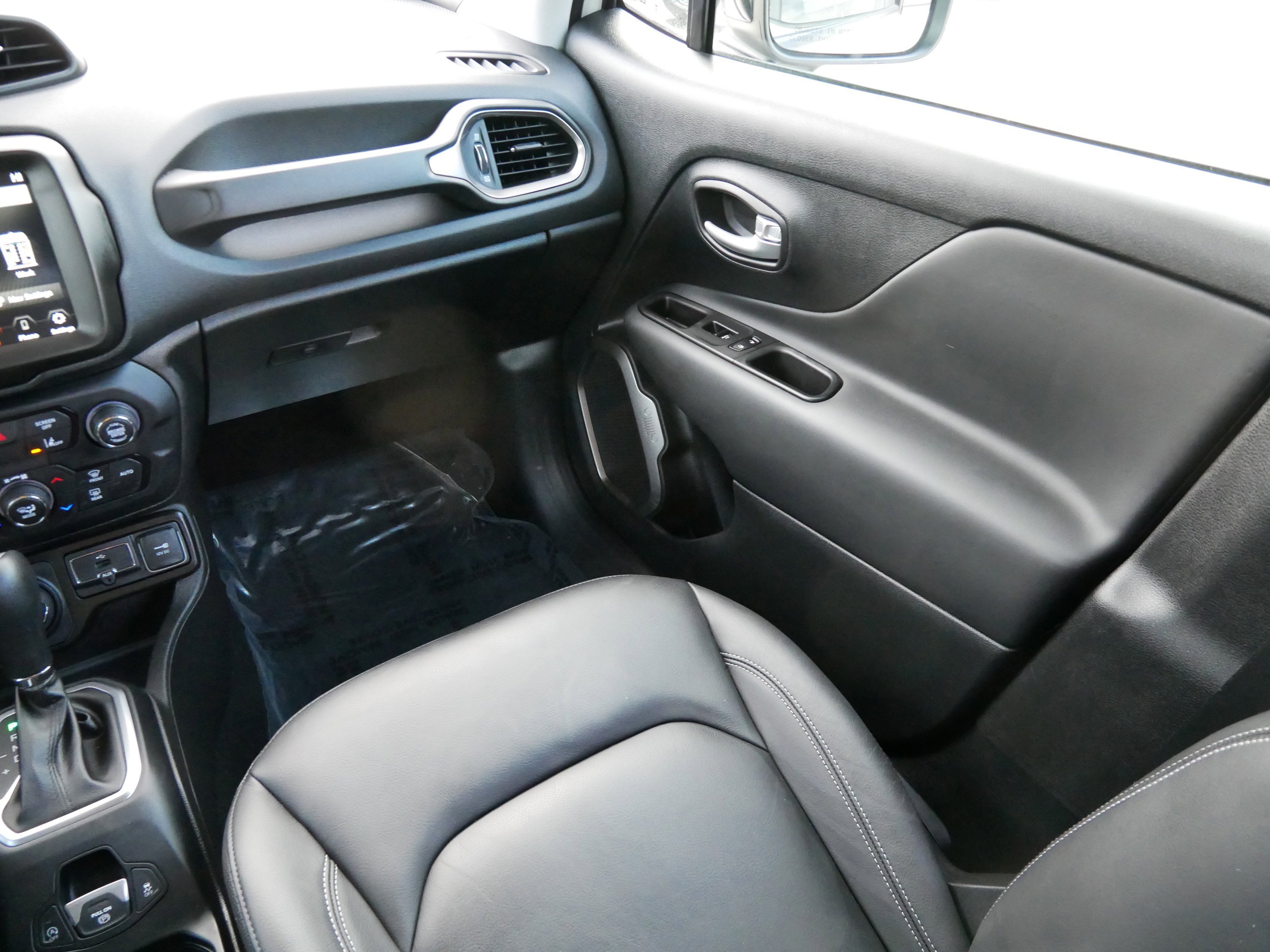 Used 2023 Jeep Renegade Limited image 11