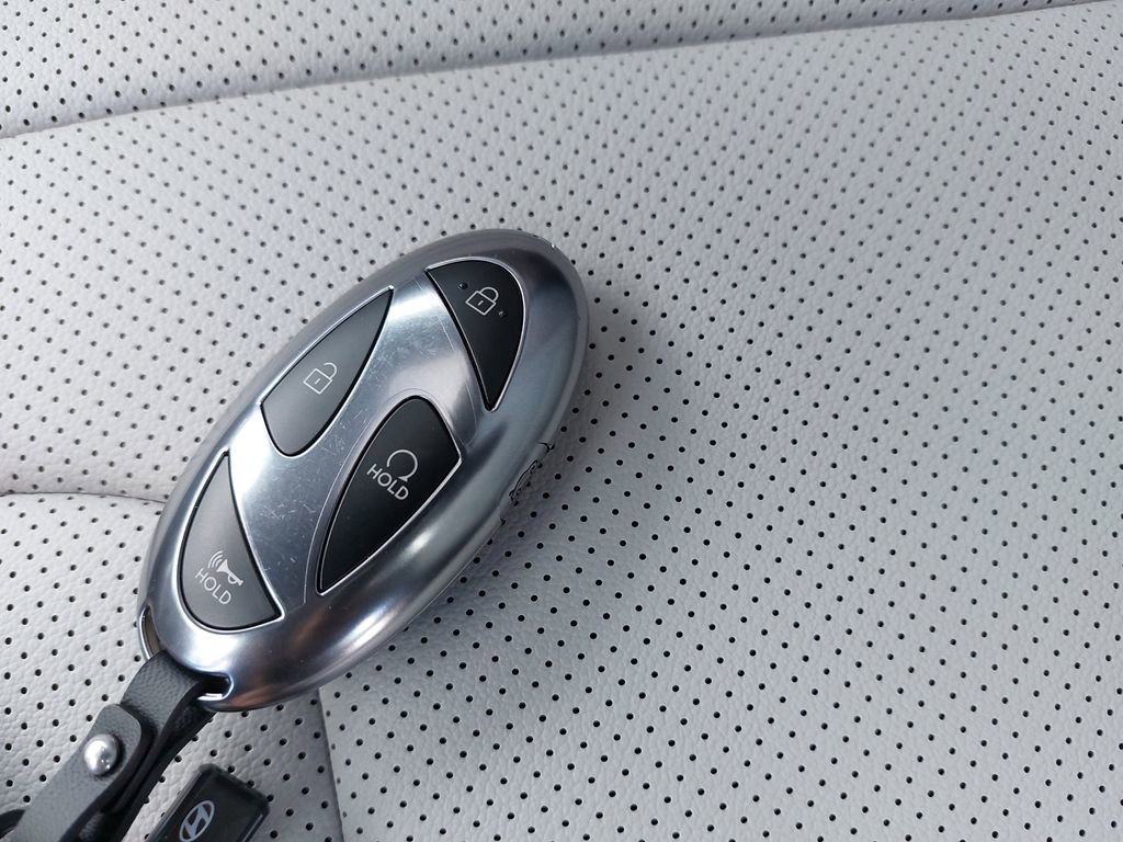 Certified 2025 Hyundai Elantra Limited FWD image 36
