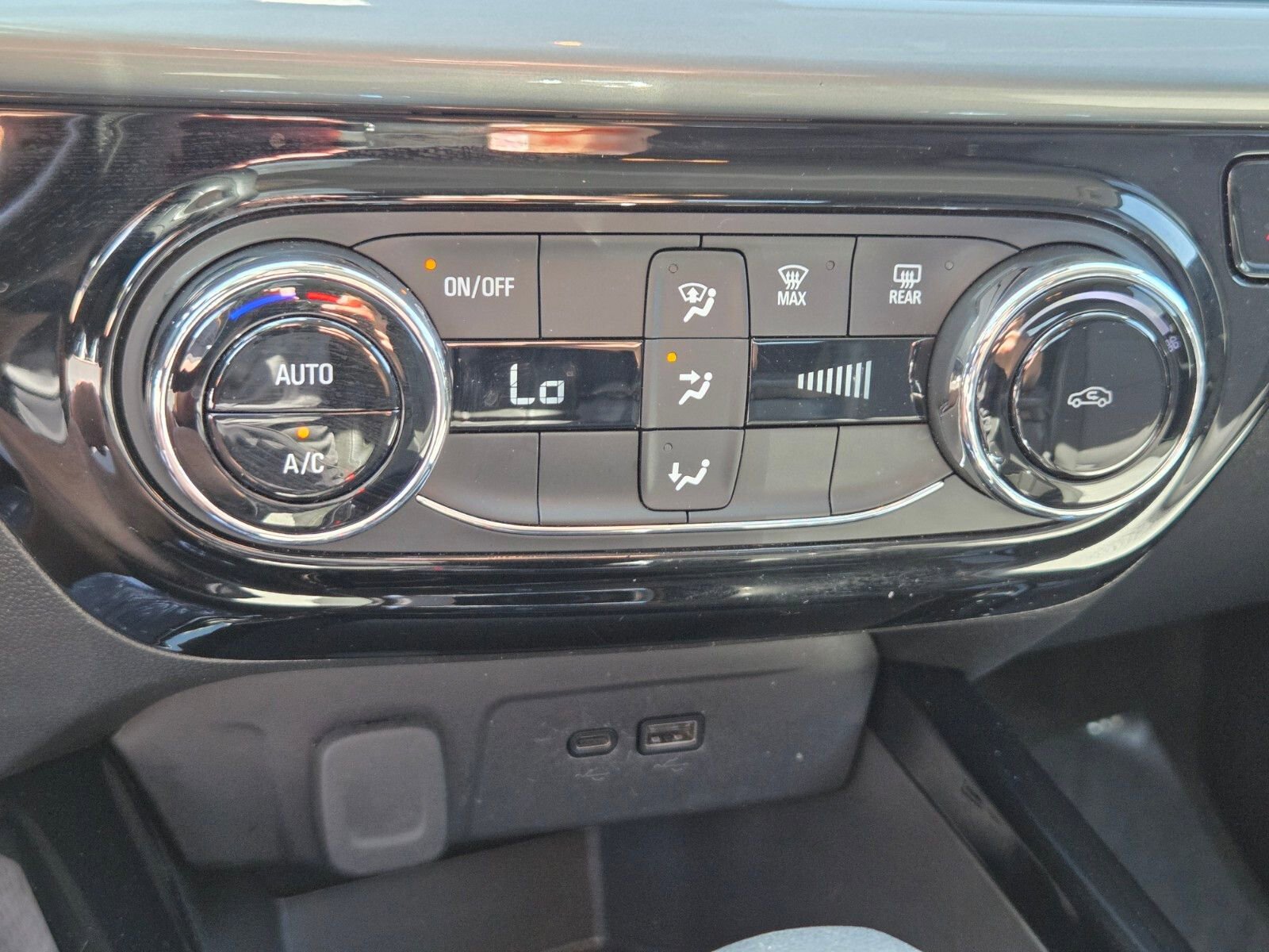 Used 2025 Chevrolet Trax LT FWD image 22