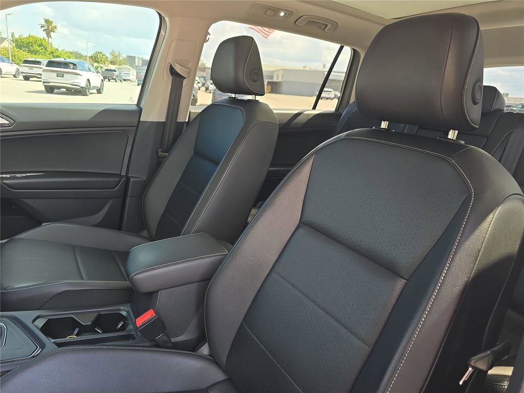 Used 2021 Volkswagen Tiguan SE w/ Panoramic Sunroof Package FWD image 15