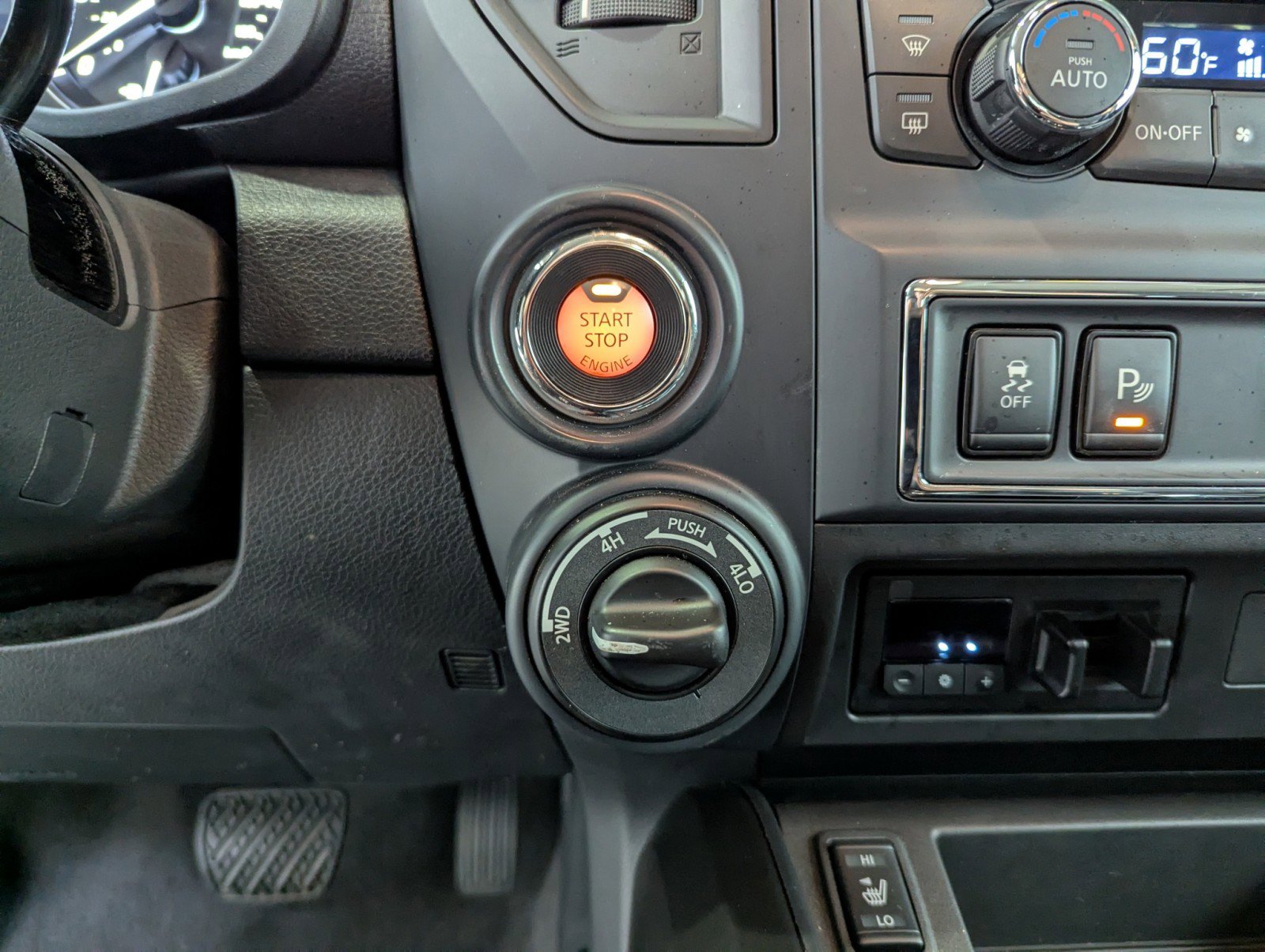 Used 2024 Nissan Titan SV w/ SV Convenience Package image 22