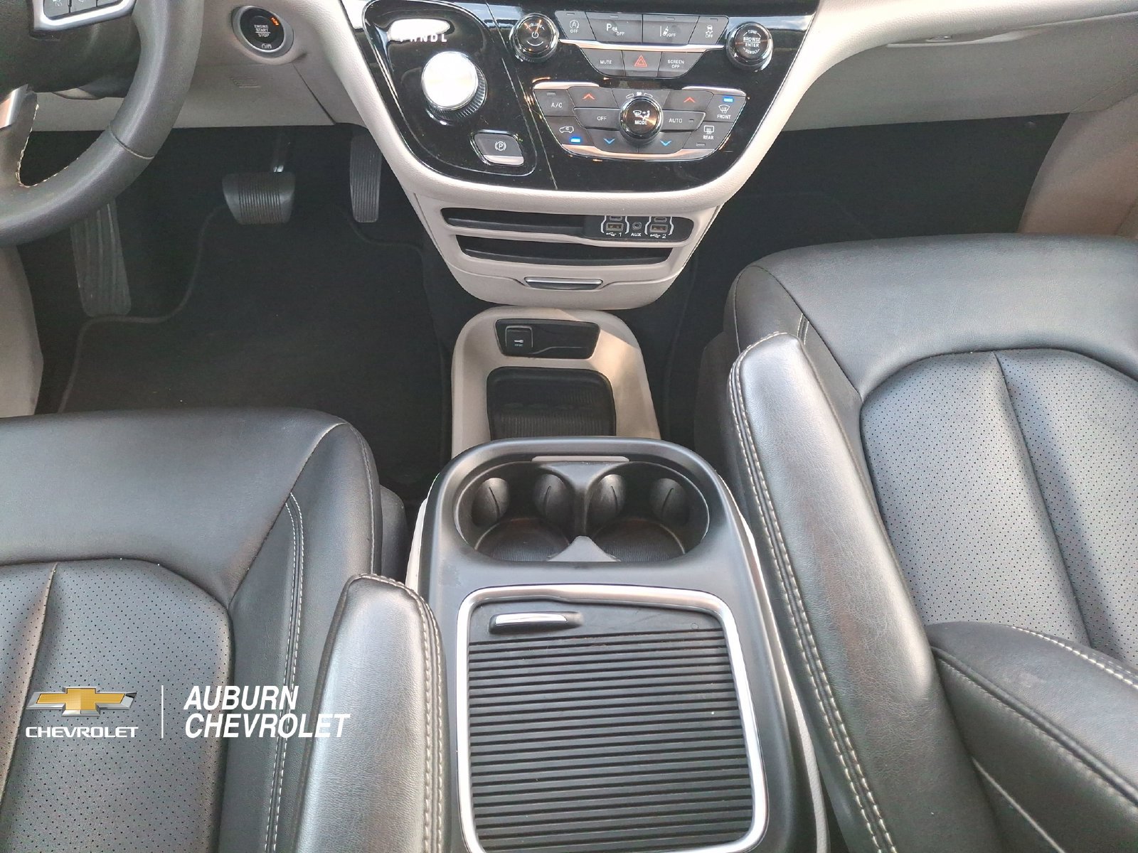 Used 2024 Chrysler Pacifica Touring-L FWD image 12