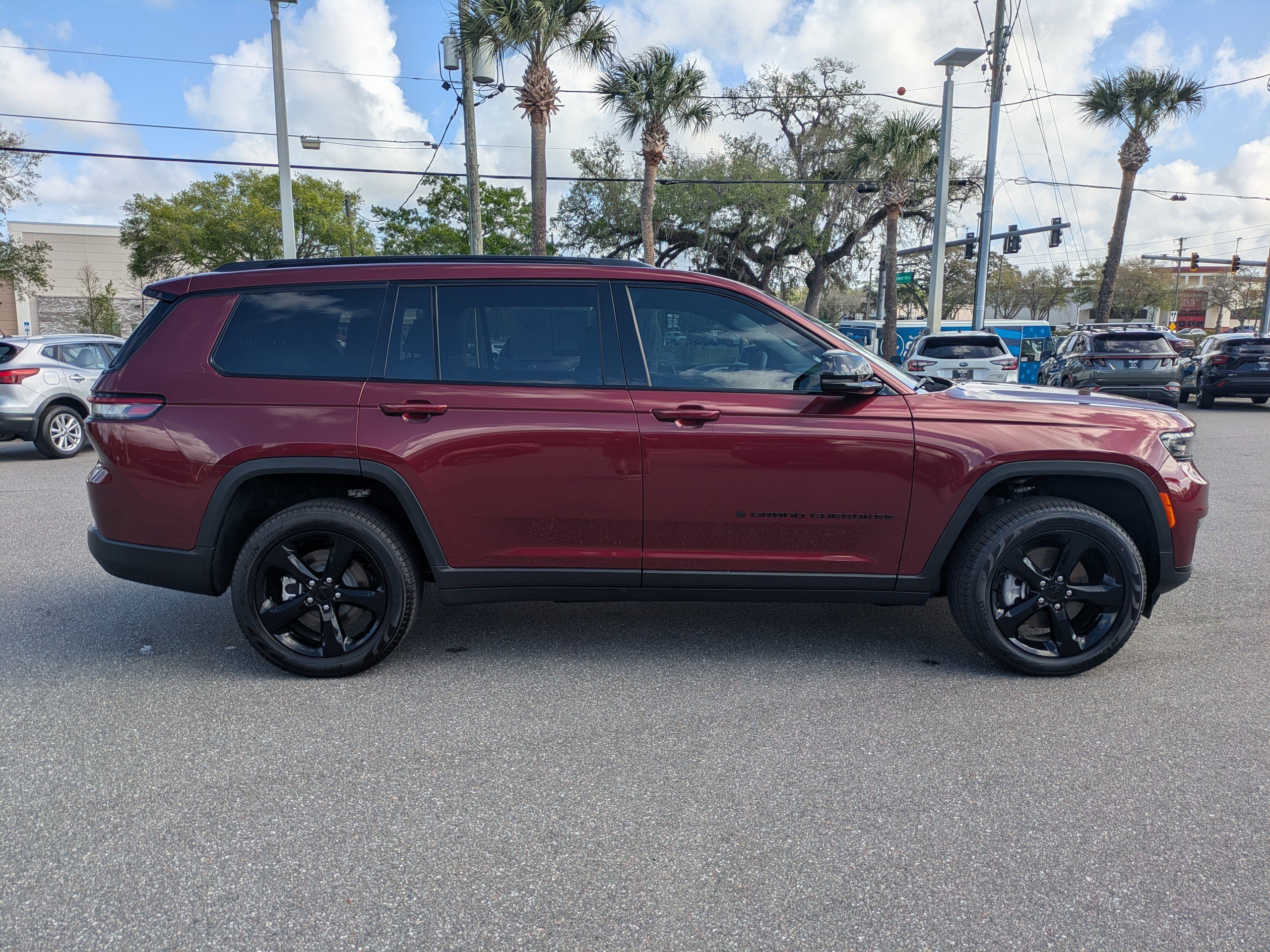 Used 2025 Jeep Grand Cherokee L Limited w/ Black Appearance Package AWD/4WD image 3