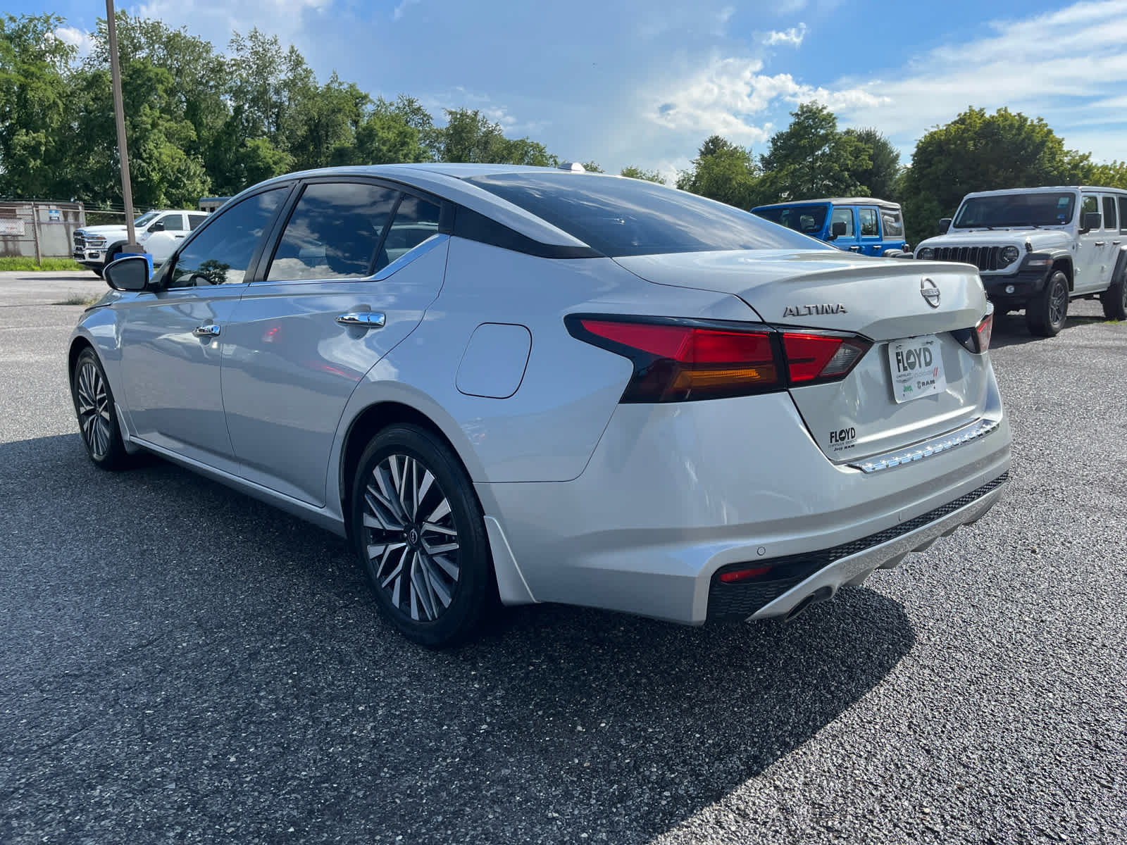 Used 2023 Nissan Altima 2.5 SV w/ SV Premium Package FWD image 6