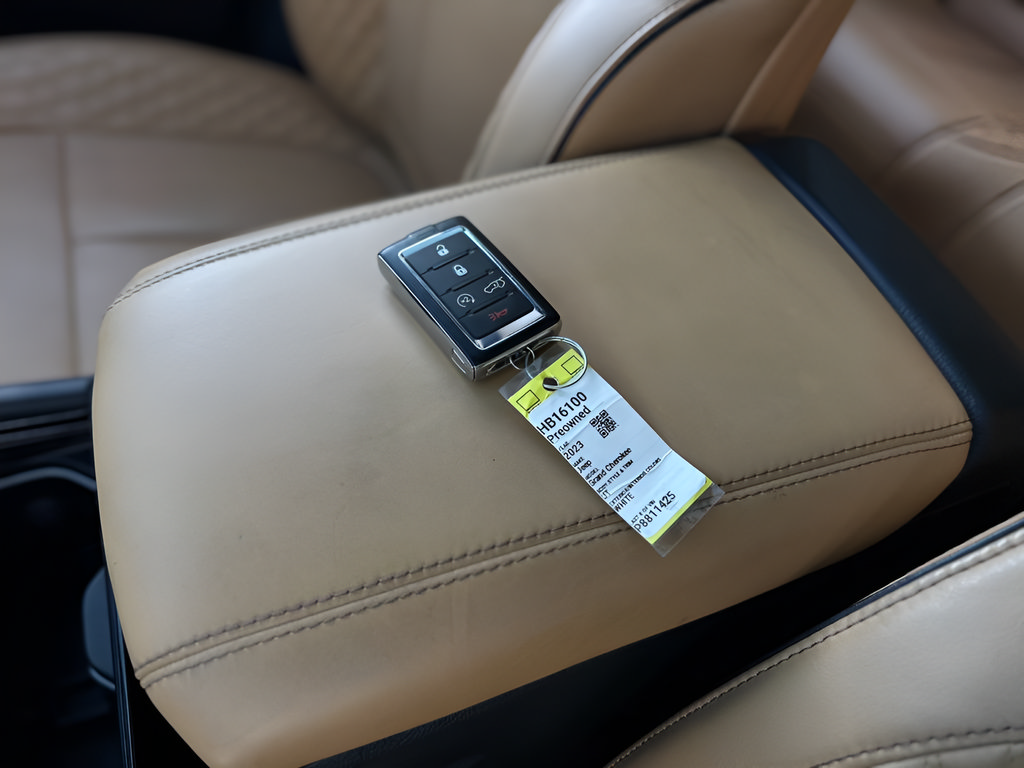 Used 2023 Jeep Grand Cherokee Summit w/ Luxury Tech Group V RWD image 27
