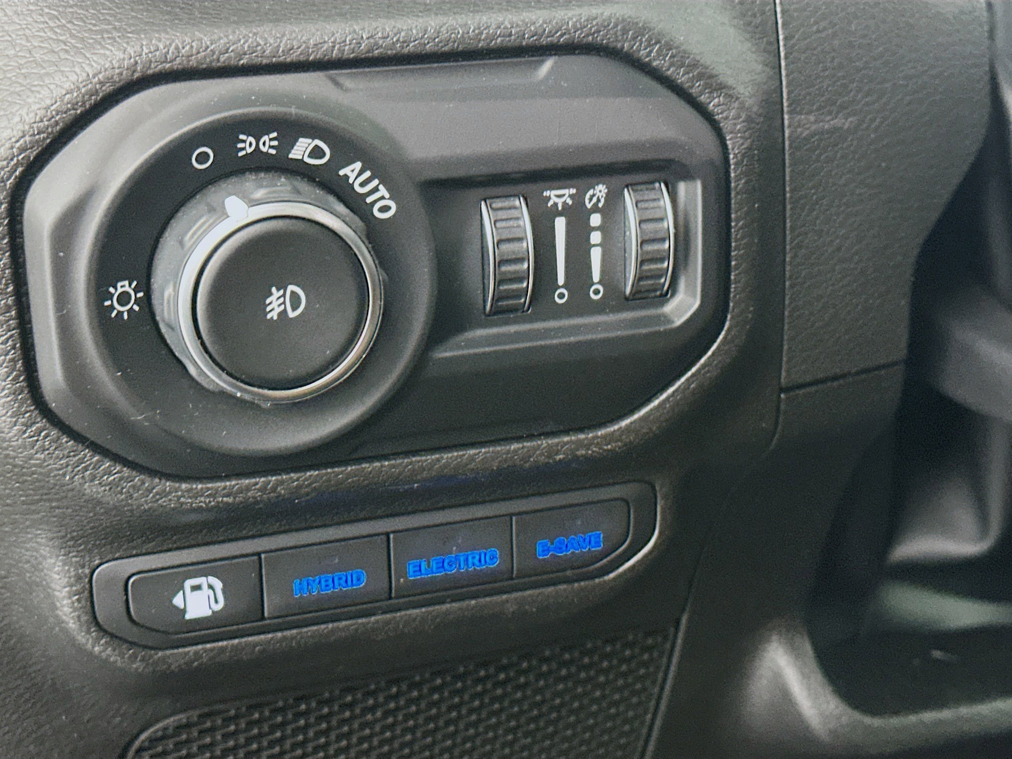 Used 2022 Jeep Wrangler Sahara w/ Cold Weather Group image 16