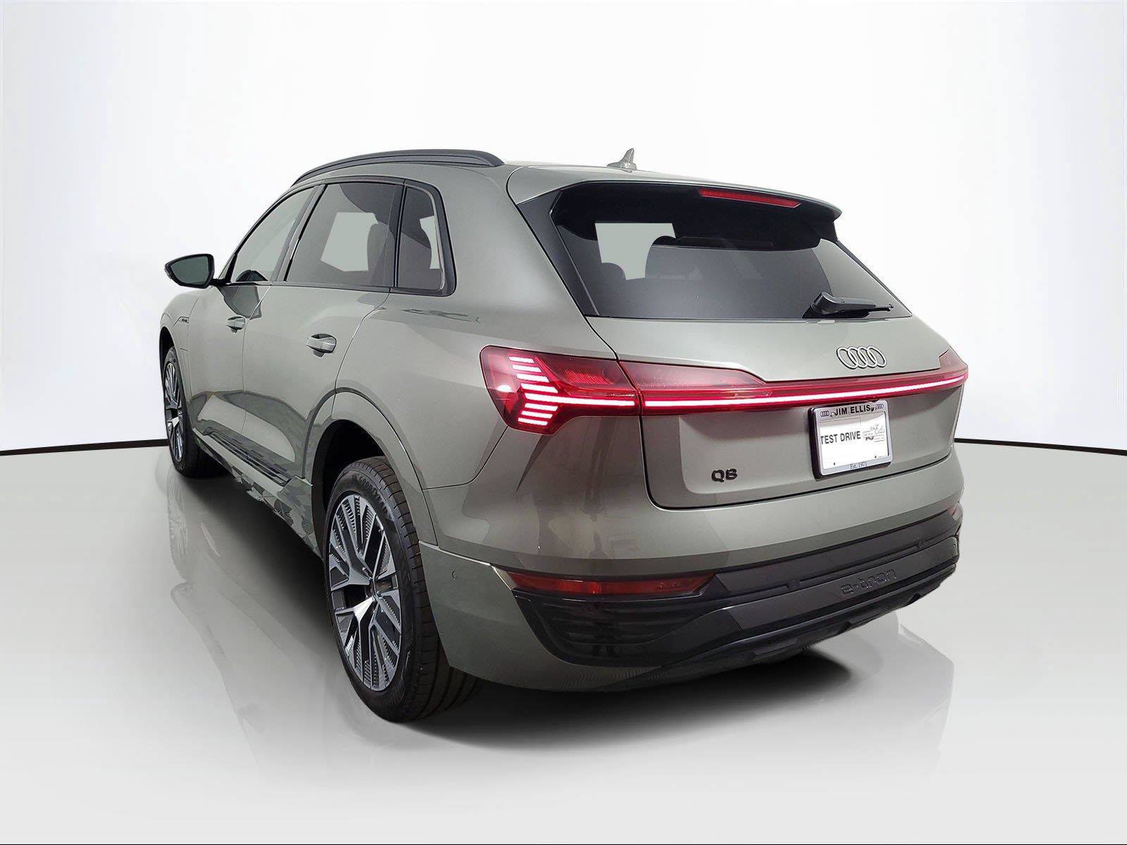 Used 2024 Audi Q8 e-tron Premium Plus w/ Premium Plus Package AWD/4WD image 4