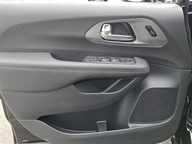 New 2026 Chrysler Pacifica Select image 9