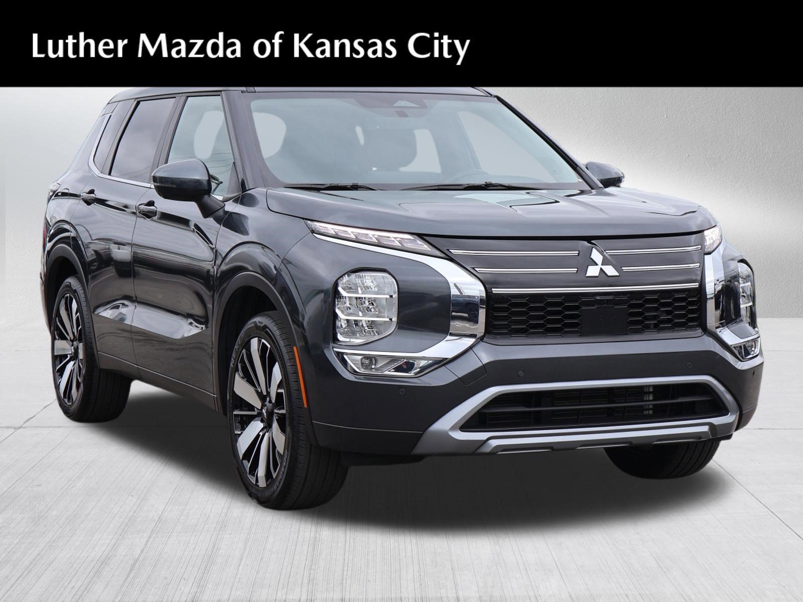 Used 2025 Mitsubishi Outlander SE image 1