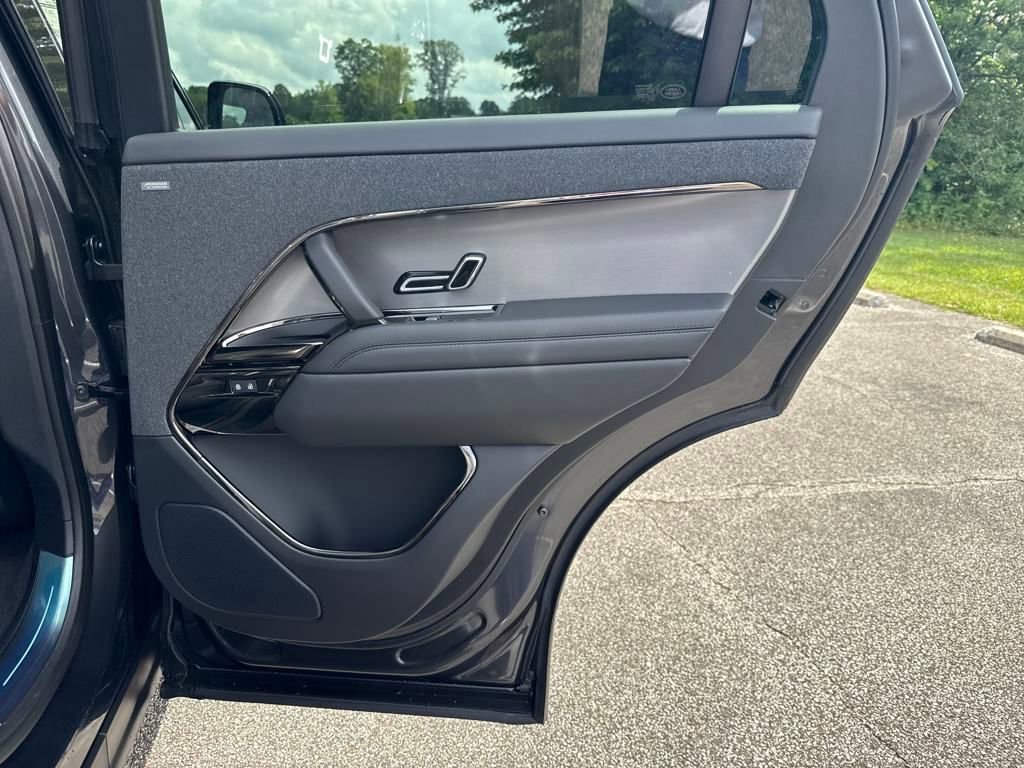 New 2025 Land Rover Range Rover Sport SE image 17