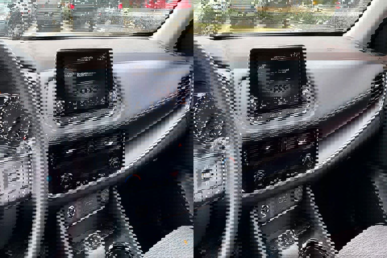 Used 2022 Nissan Rogue SV image 5