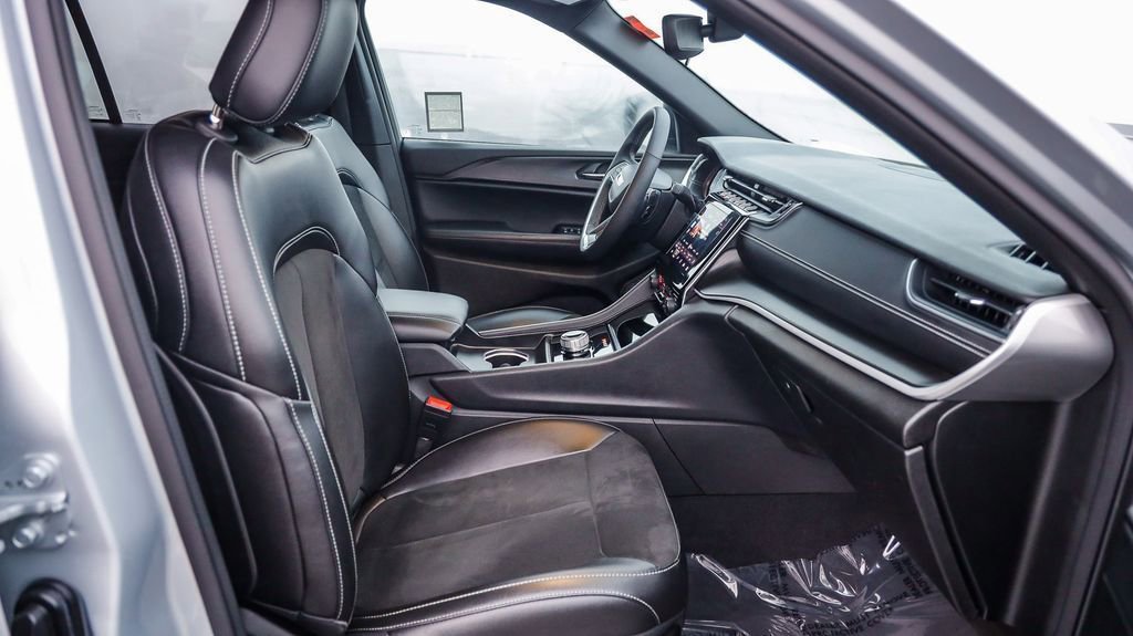 Certified 2024 Jeep Grand Cherokee Altitude image 17