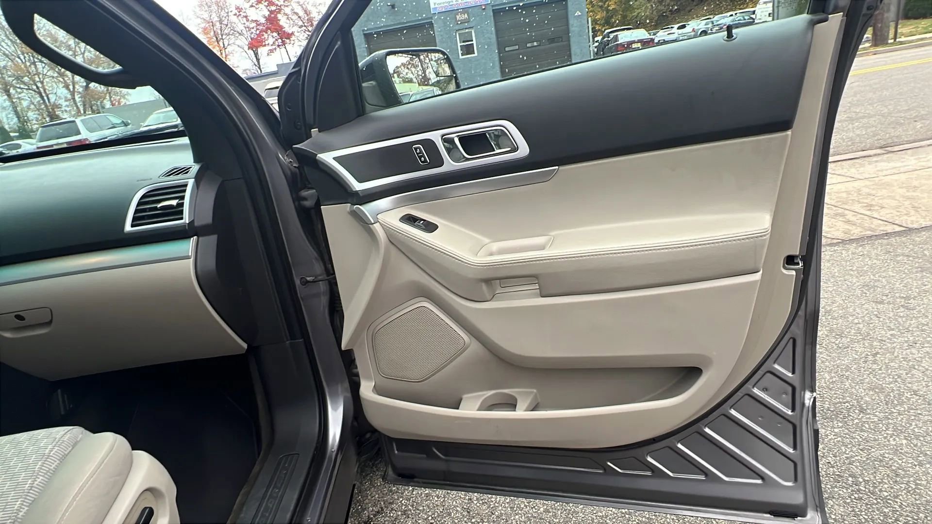 Used 2014 Ford Explorer XLT image 30