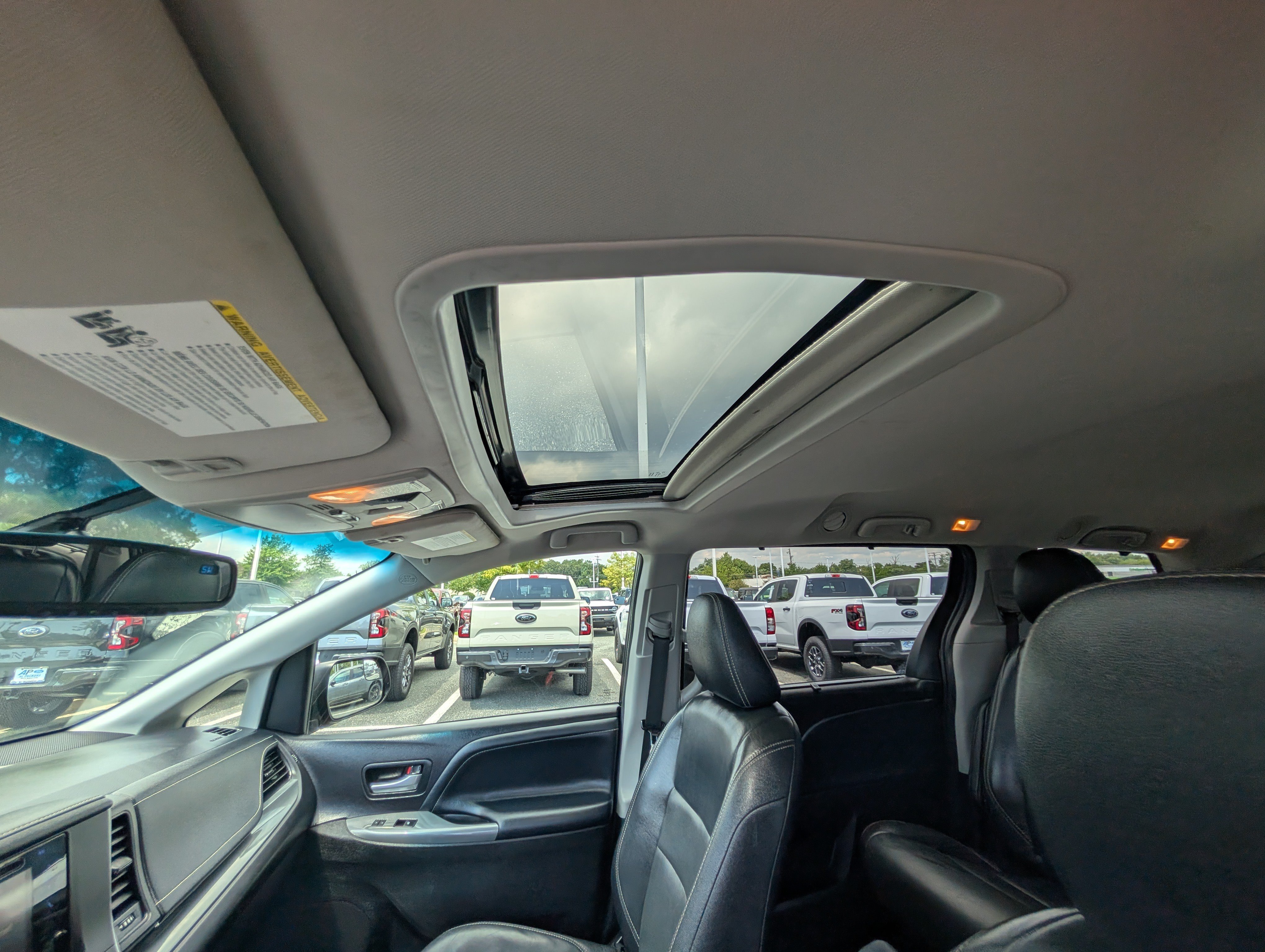 Used 2017 Toyota Sienna SE Premium FWD image 21