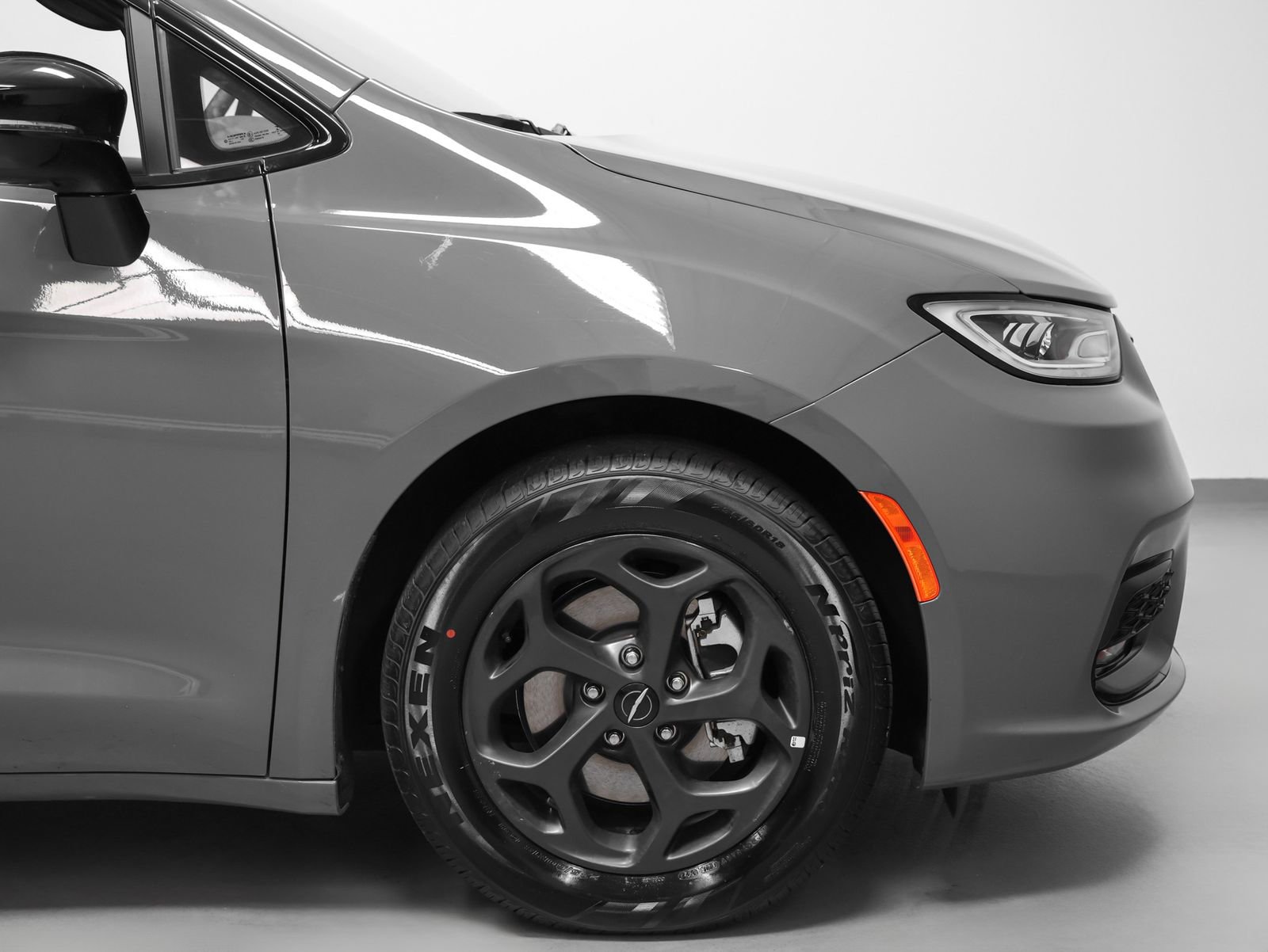 Used 2023 Chrysler Pacifica Limited w/ S Appearance Package FWD image 14