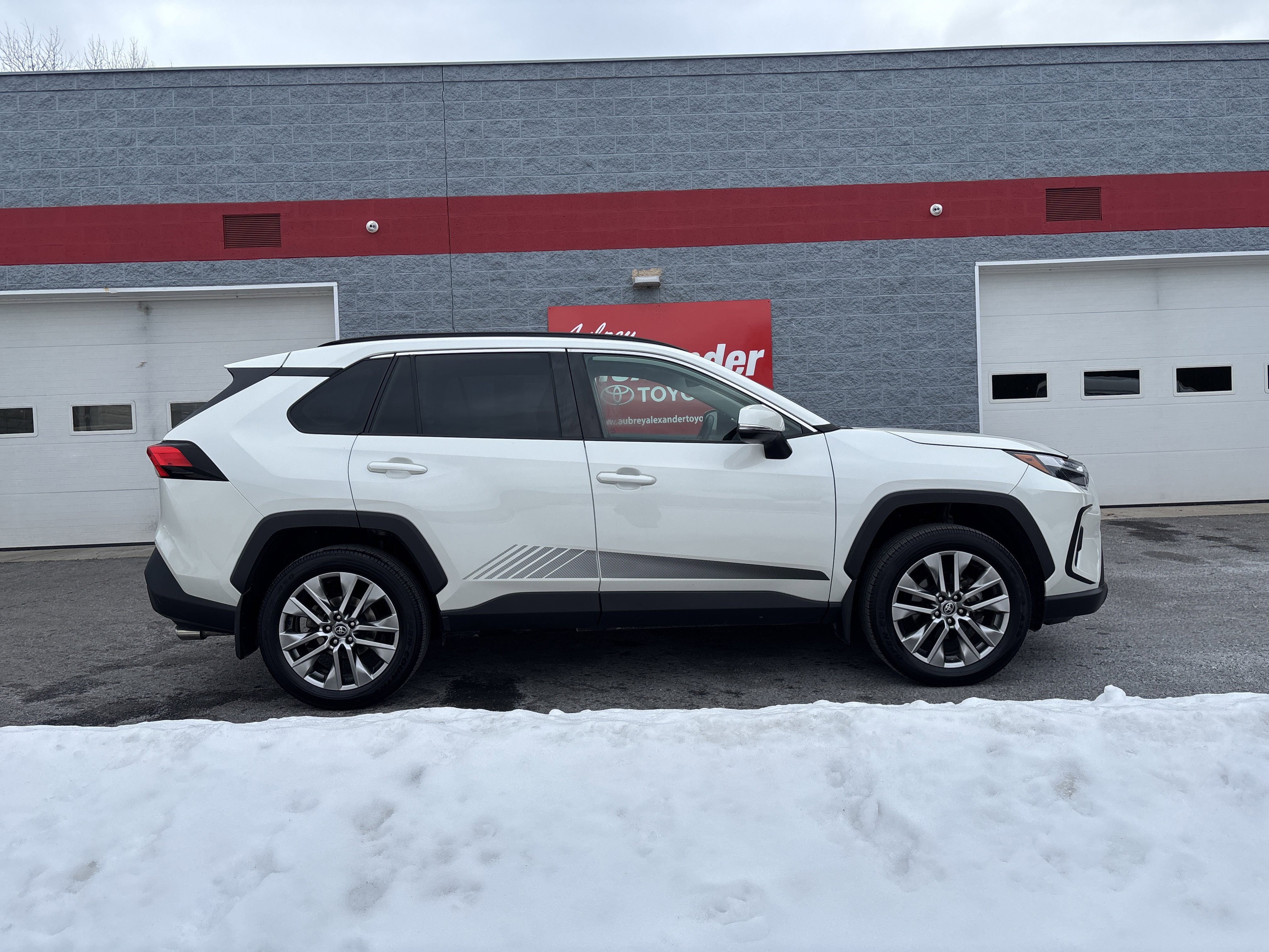 Certified 2022 Toyota RAV4 XLE Premium image 2