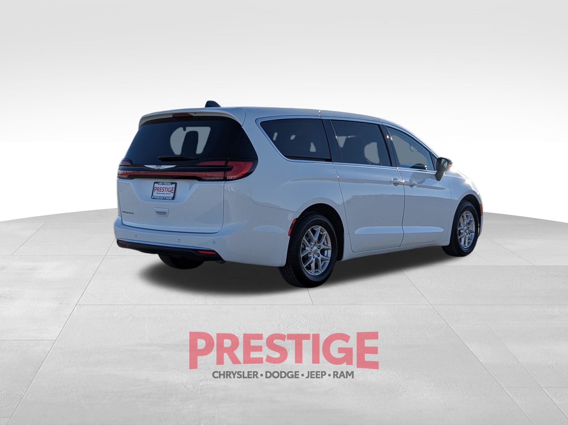 Used 2024 Chrysler Pacifica Touring-L image 7