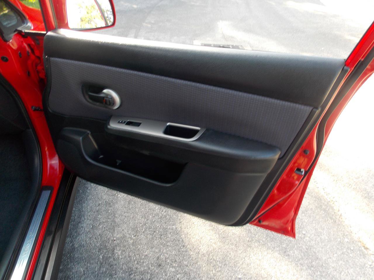Used 2007 Nissan Versa Hatchback FWD image 20