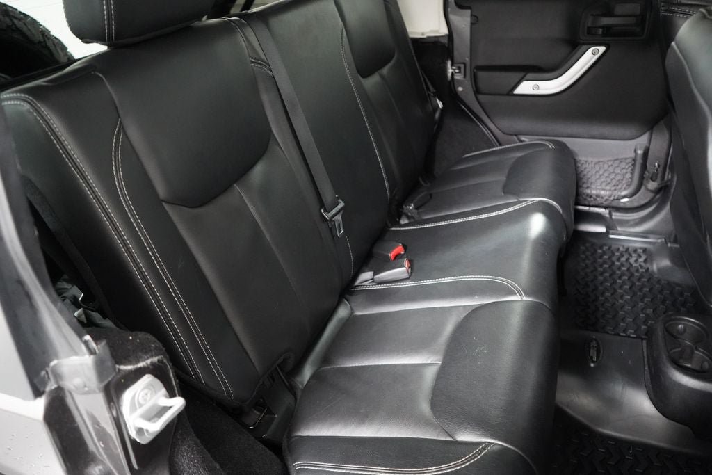 Used 2014 Jeep Wrangler Unlimited Sahara w/ Connectivity Group AWD/4WD image 18