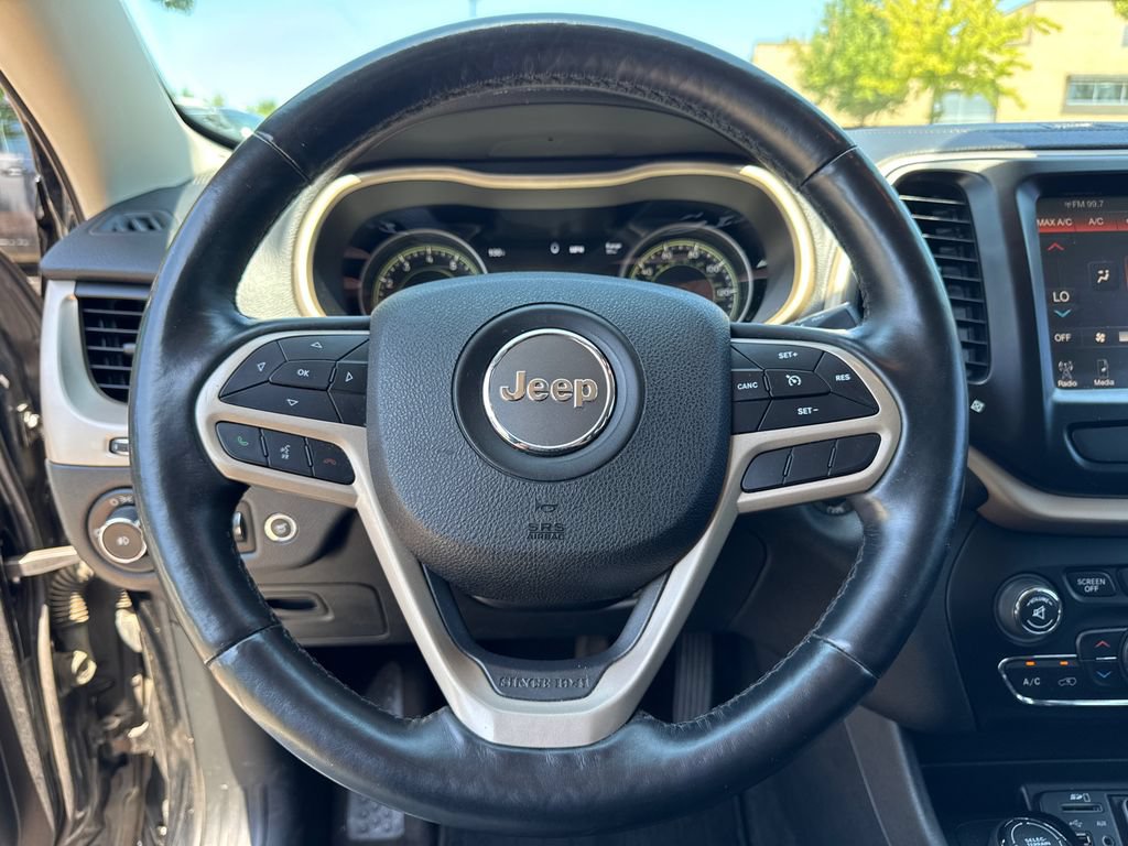 Used 2017 Jeep Cherokee Limited w/ Luxury Group AWD/4WD image 22