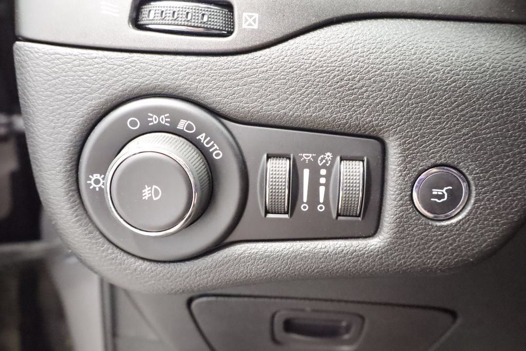 Used 2019 Jeep Cherokee Trailhawk w/ Comfort & Convenience Group AWD/4WD image 26