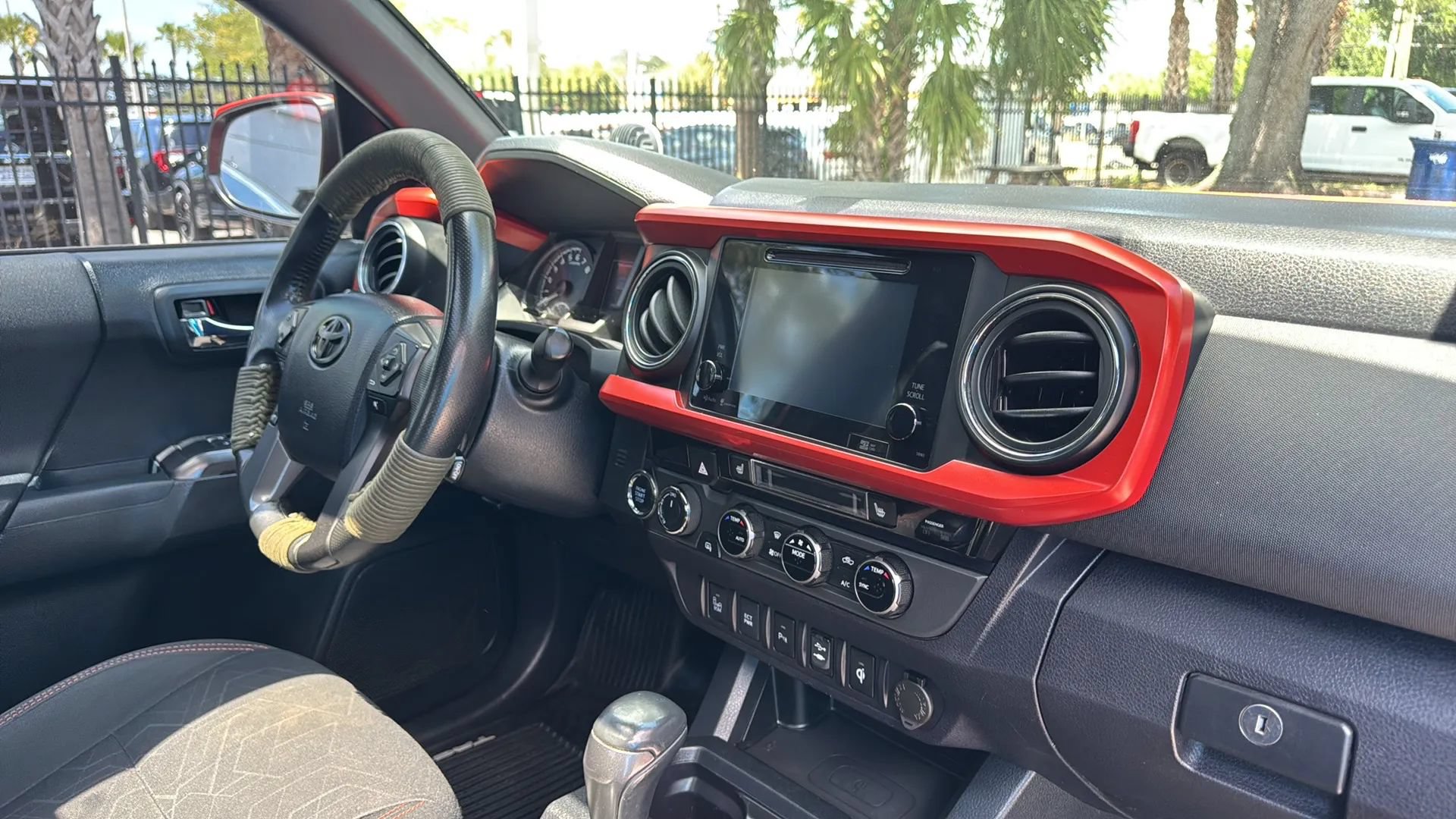 Used 2017 Toyota Tacoma TRD Off-Road w/ Premium & Technology Package AWD/4WD image 12