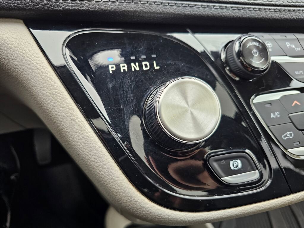 Used 2018 Chrysler Pacifica Limited w/ Tire & Wheel Group image 35