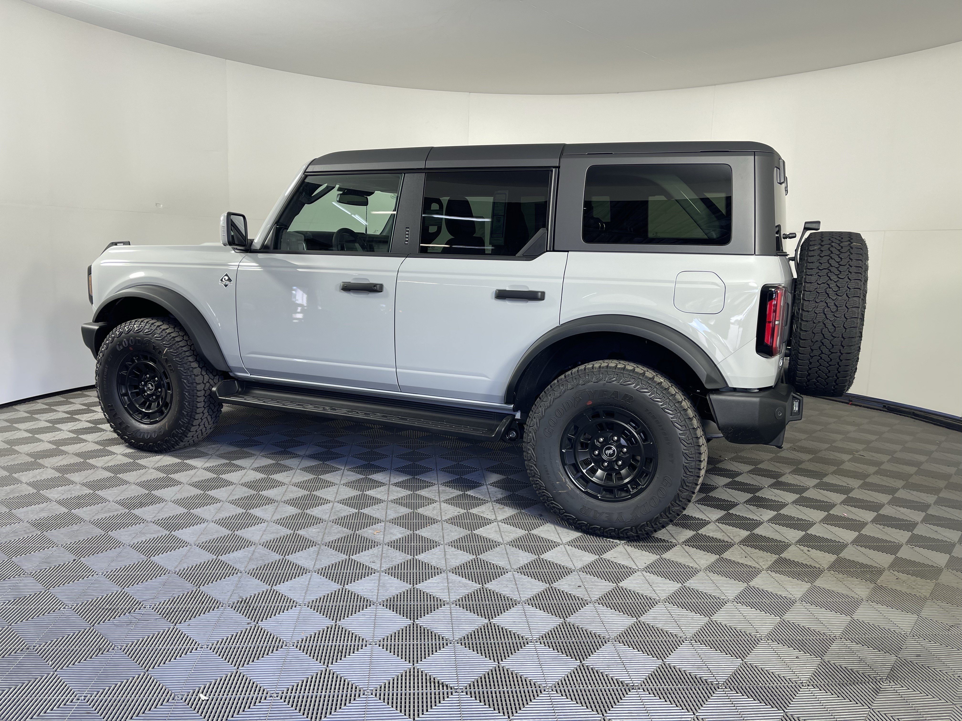 New 2026 Ford Bronco Outer Banks w/ Sasquatch Package AWD/4WD image 2