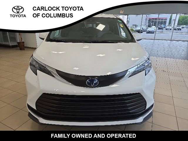 Used 2025 Toyota Sienna LE FWD image 4