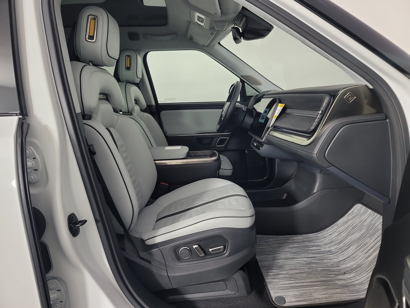 Used 2023 Rivian R1T Adventure Dual AWD/4WD image 23