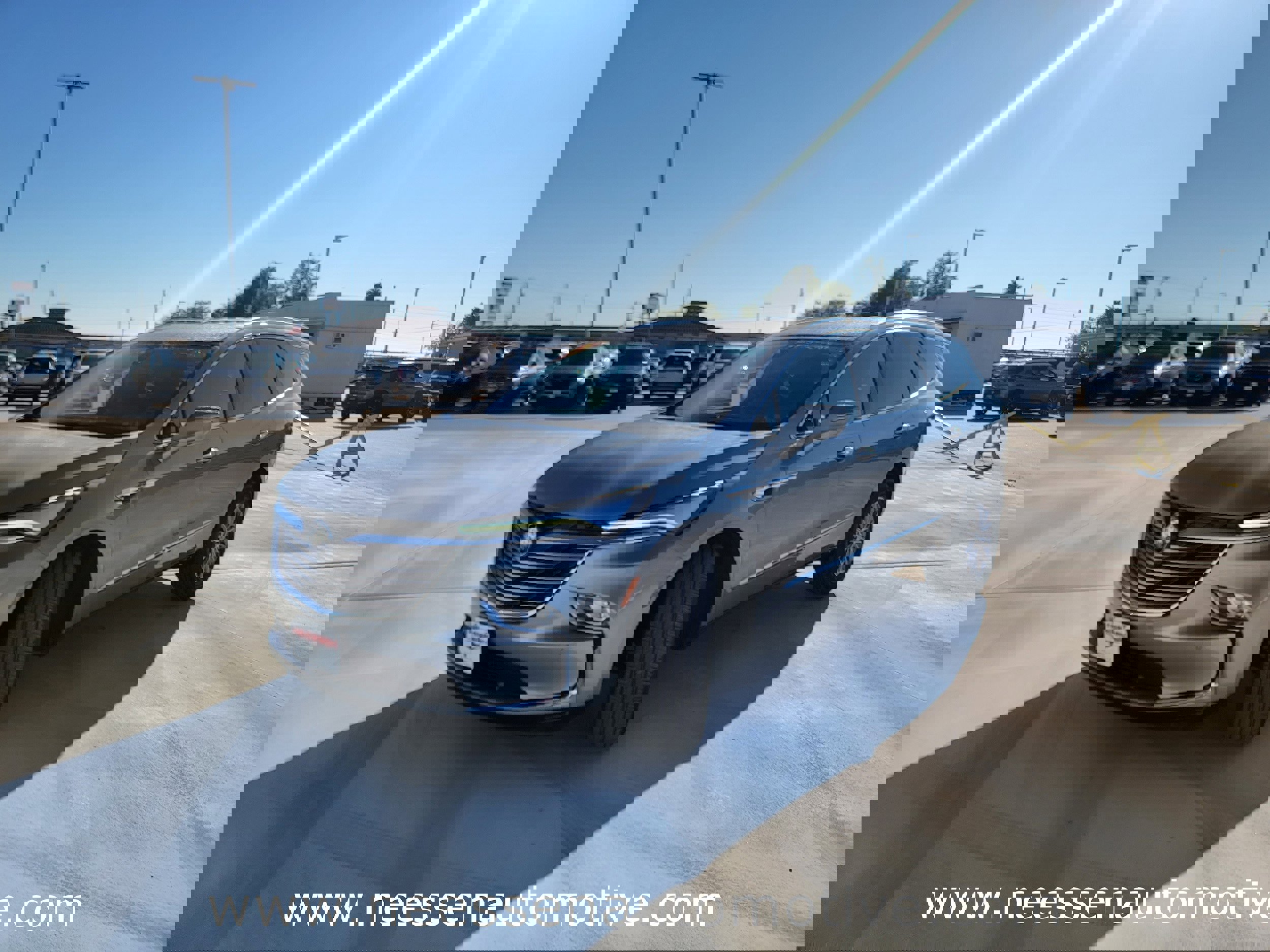 Used 2023 Buick Enclave Essence image 3