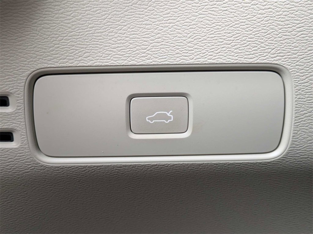 Used 2023 Volvo XC40 B5 Ultimate image 32