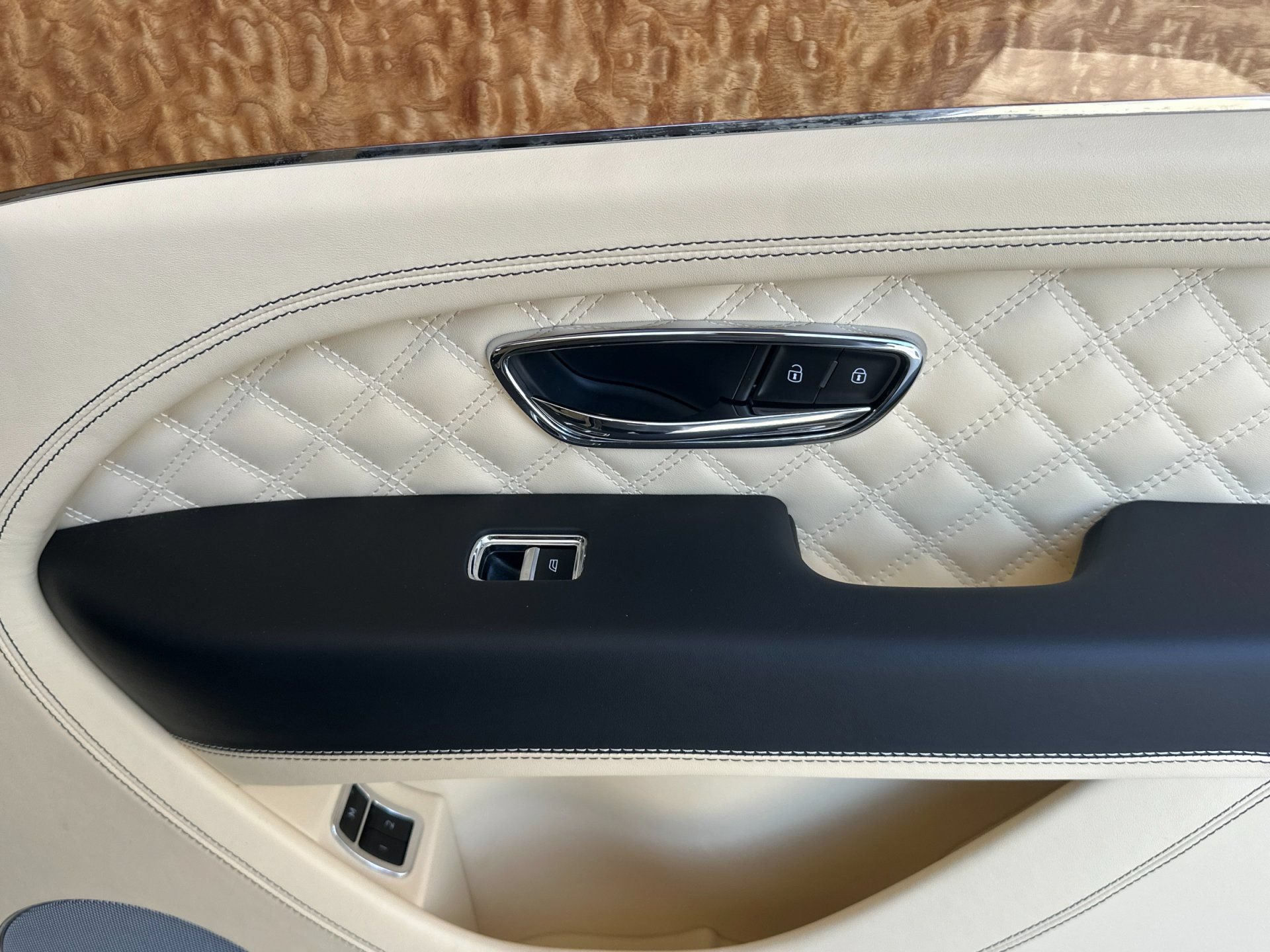 Certified 2023 Bentley Bentayga AWD/4WD image 18