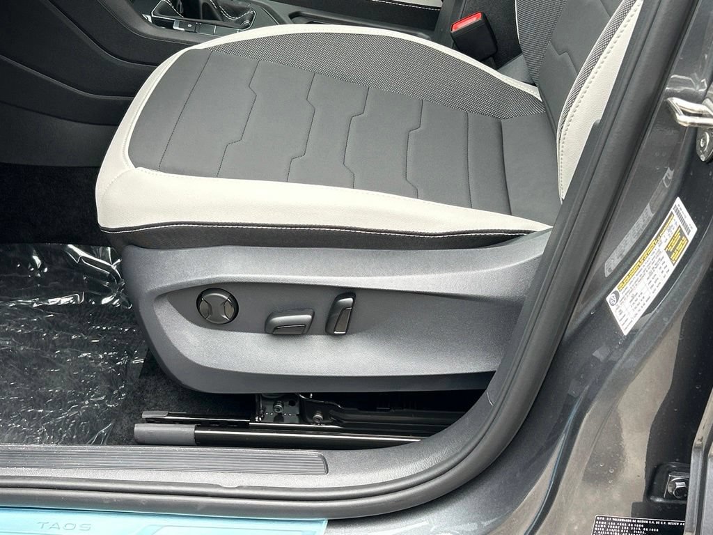 New 2026 Volkswagen Taos SE w/ Panoramic Sunroof Package FWD image 16