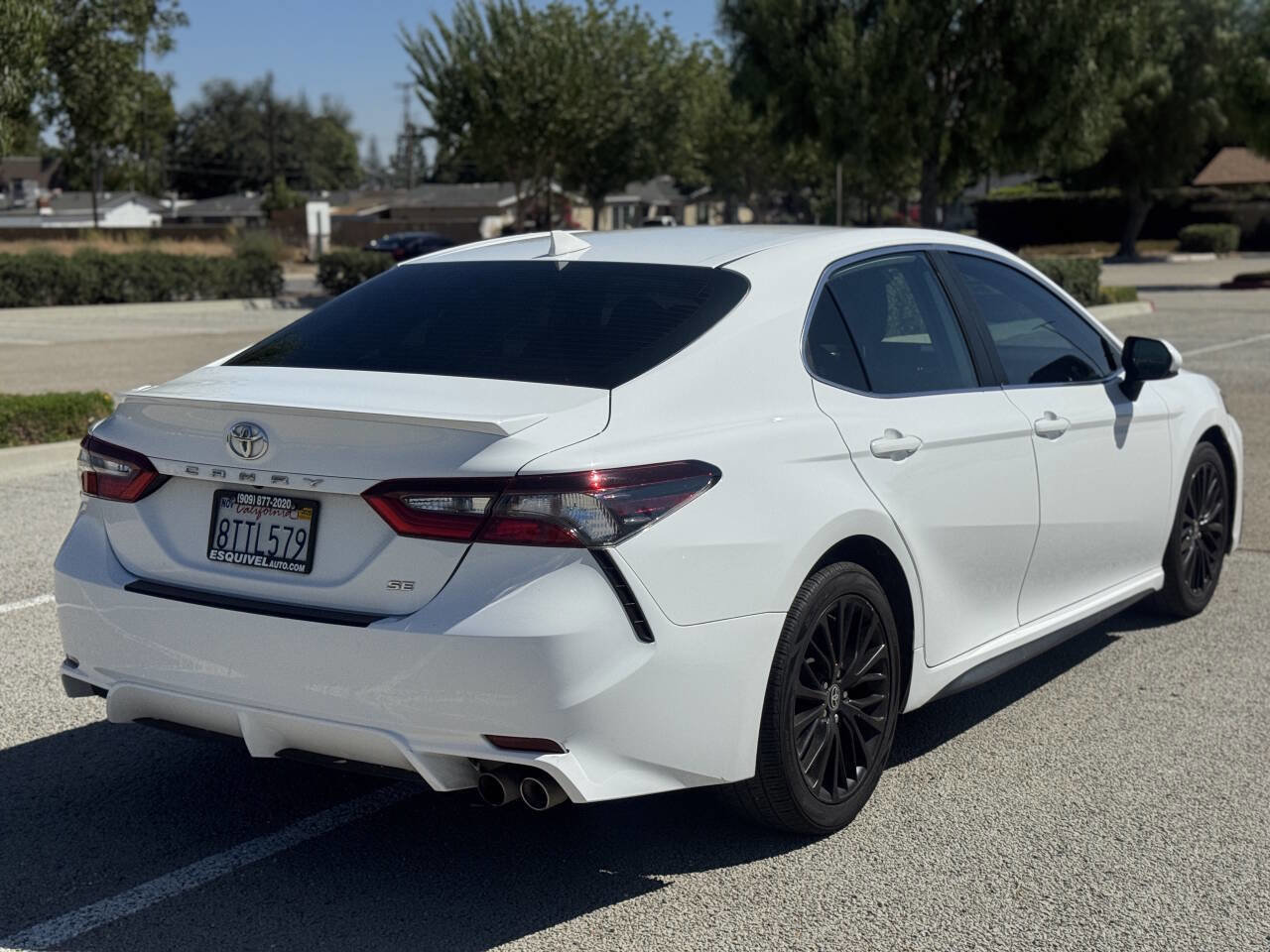 Used 2021 Toyota Camry SE image 3