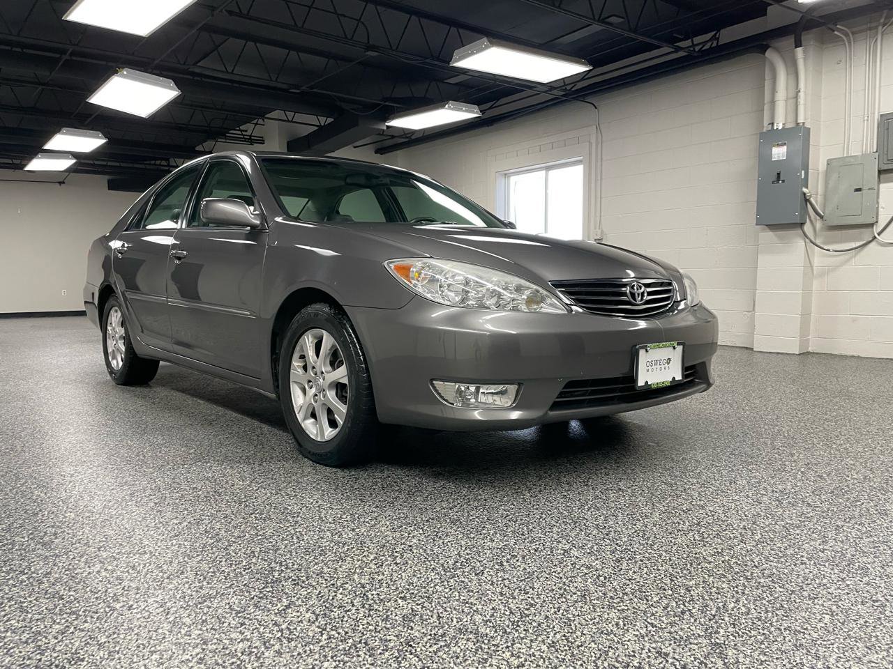 Used 2005 Toyota Camry XLE FWD image 3