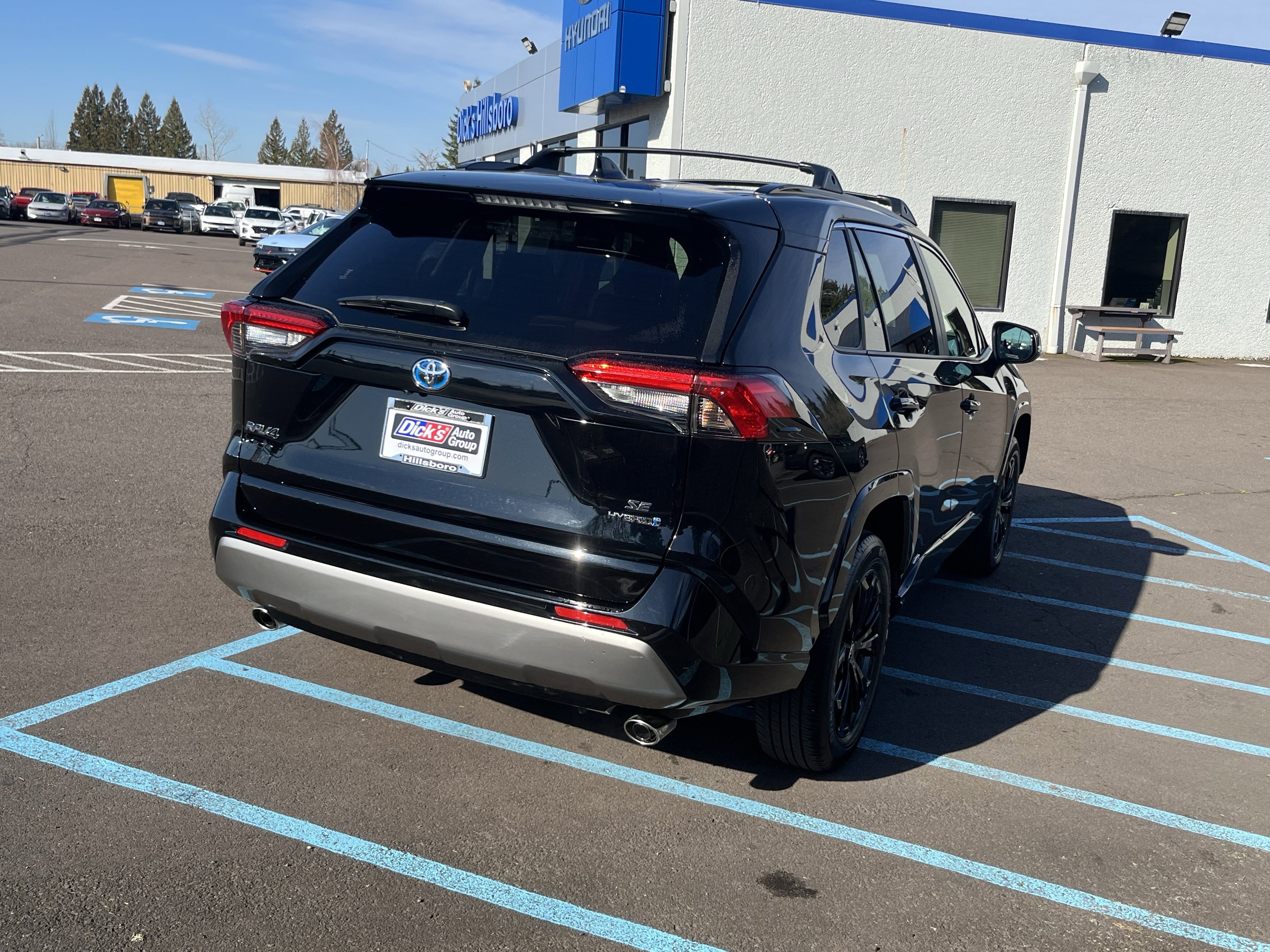 Used 2023 Toyota RAV4 SE w/ SE Grade Weather Package image 5