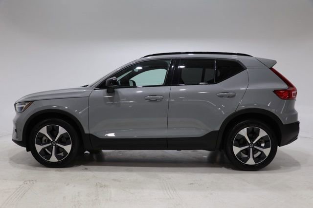 Used 2025 Volvo XC40 B5 Plus AWD/4WD image 4