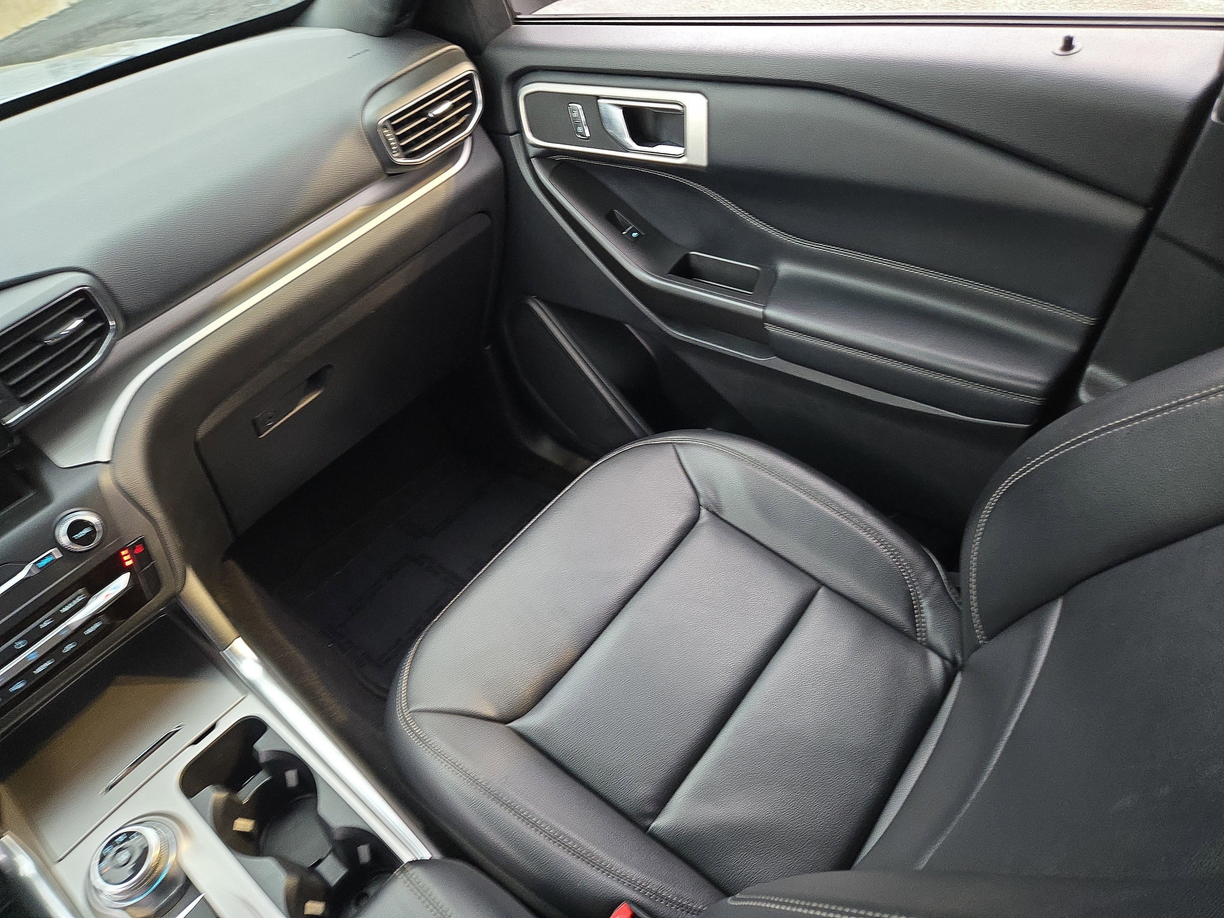 Used 2020 Ford Explorer XLT w/ Equipment Group 202A image 17