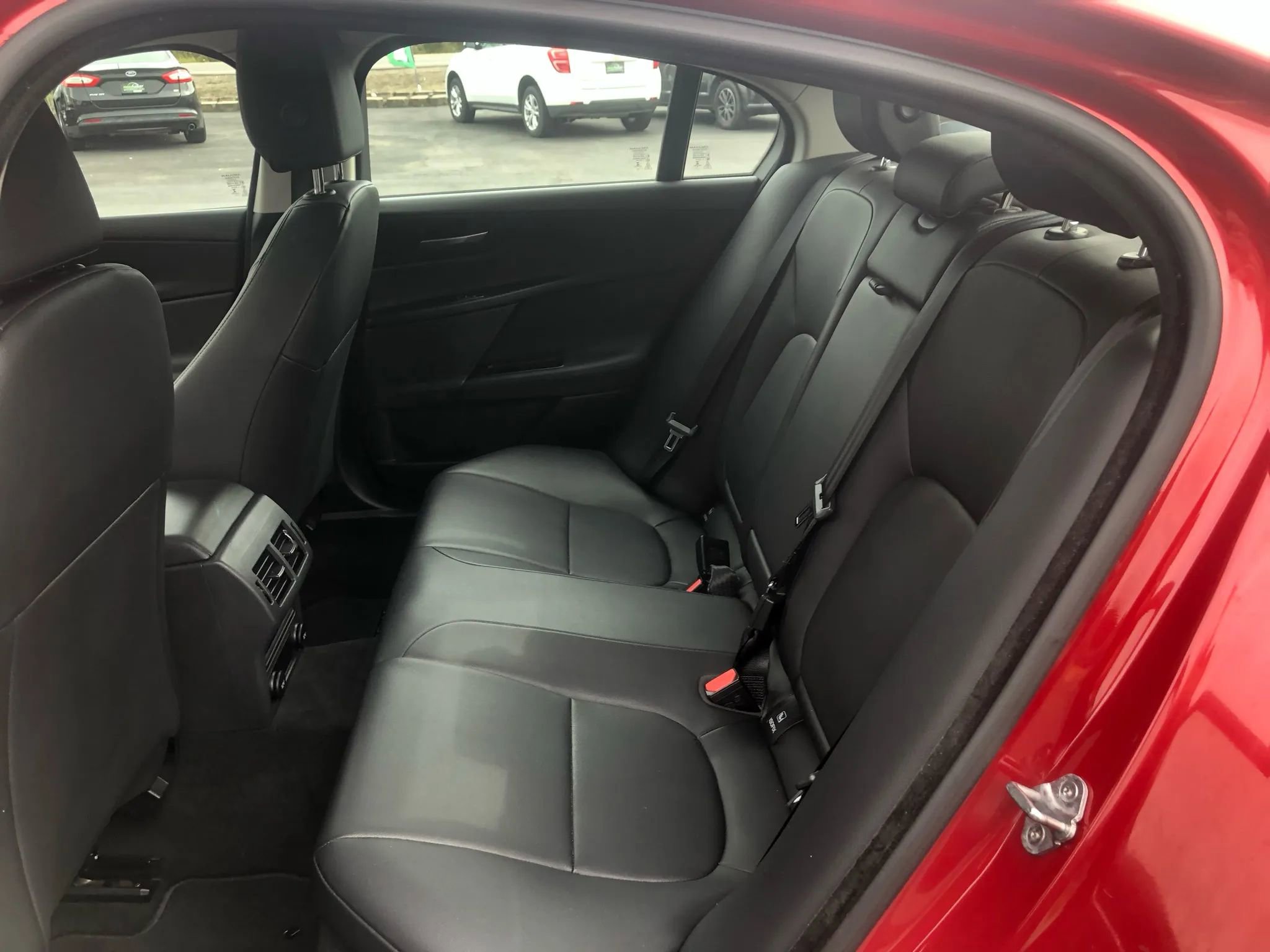 Used 2018 Jaguar XE Premium RWD image 23