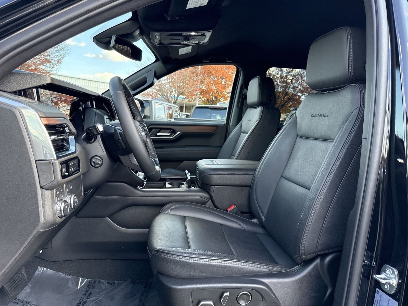 Used 2025 GMC Yukon XL Denali image 13