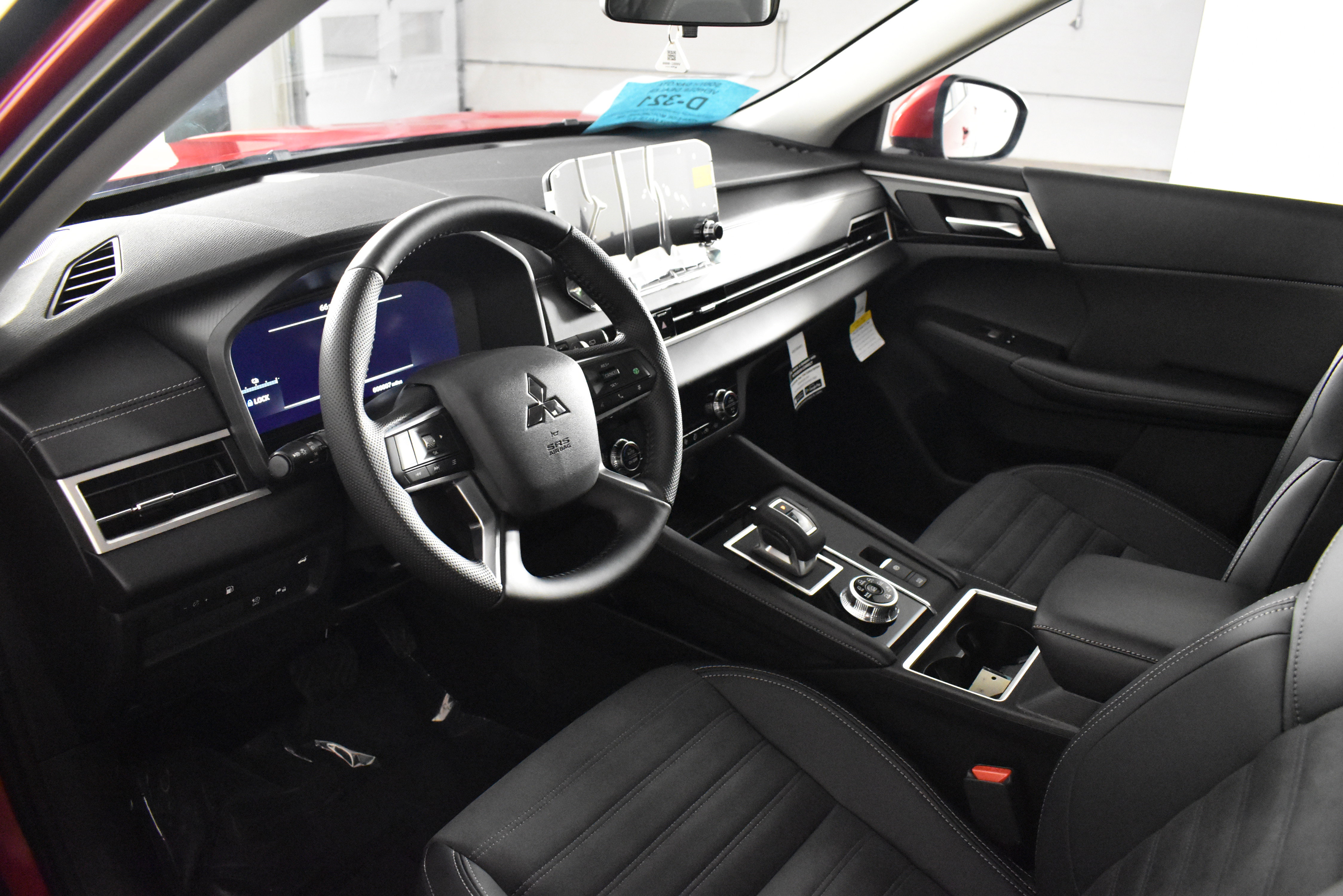 Used 2025 Mitsubishi Outlander SE image 2