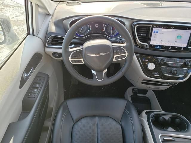 Used 2024 Chrysler Pacifica Touring-L image 18