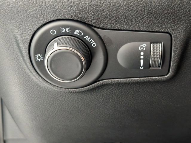 Used 2023 Jeep Compass Sport image 13