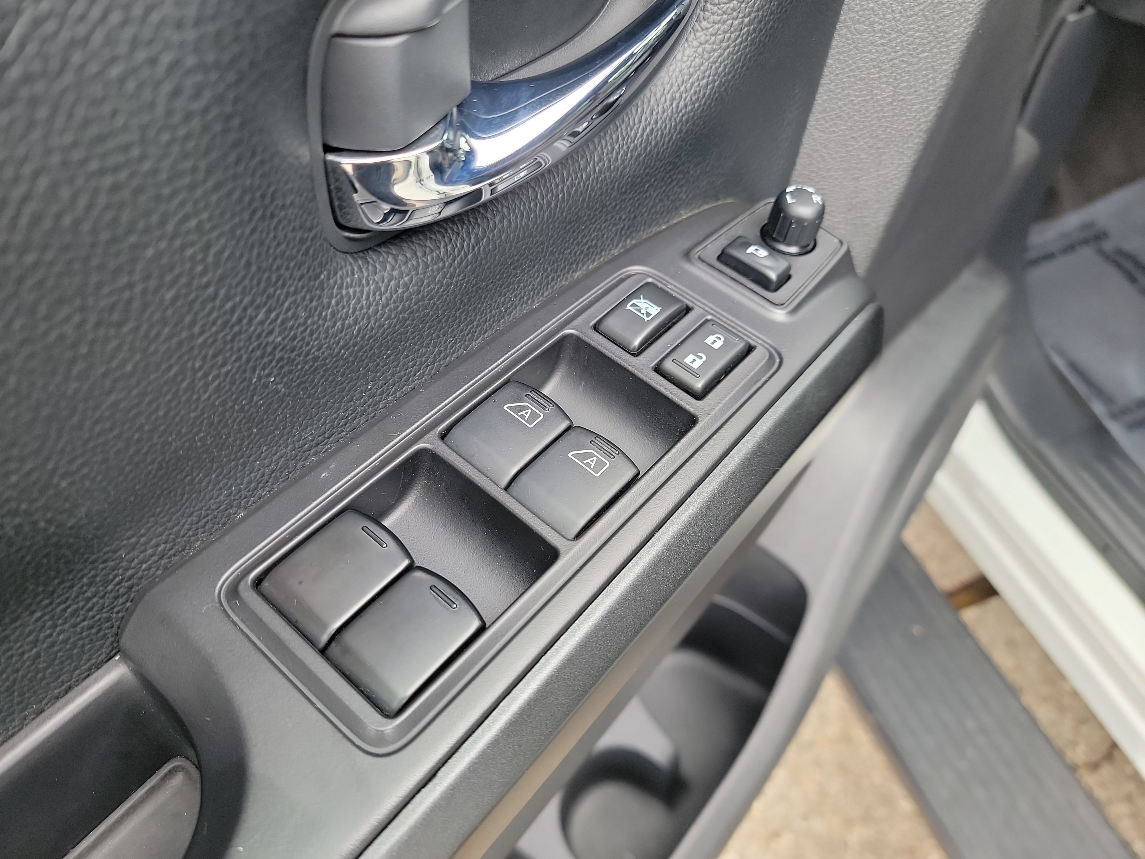 Used 2021 Nissan Titan PRO-4X w/ Pro-4x Convenience Package AWD/4WD image 14