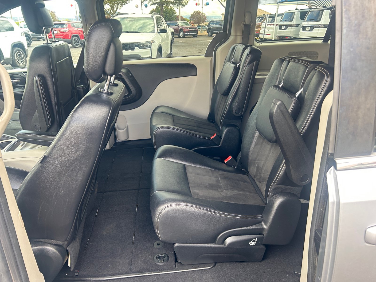 Used 2019 Dodge Grand Caravan SXT FWD image 17