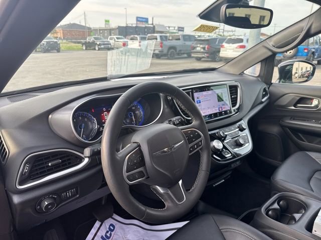 Used 2025 Chrysler Pacifica Select image 10