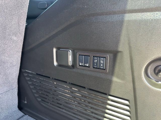 Used 2024 GMC Yukon Denali Ultimate AWD/4WD image 23